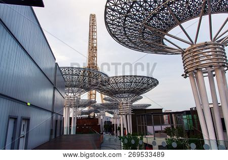 Dubai, United Arab Emirates - November 16, 2018: Bluewaters Island Walking Area With Shopping Mall A