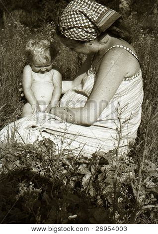 Foto d'epoca della madre incinta con il suo bambino