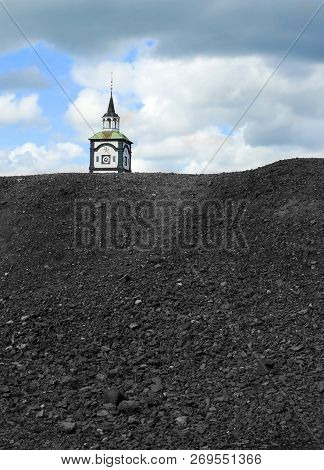 Kirkespir Og Skyer Sett Bakom Slagghaugene På Røros