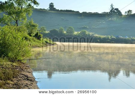 Mlhavé ráno v lakeside (Solina v Bieszczady, Polsko)