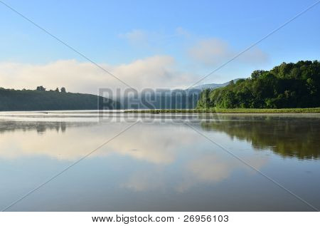 Mlhavé ráno v lakeside (Solina v Bieszczady, Polsko)
