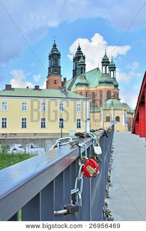 Elsker låse på broen rækværk og Archcathedral Basilica of St. Peter og St. Paul i Poznan, Pol