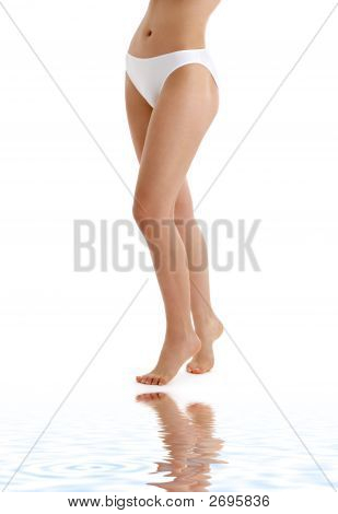 Gambe lunghe In mutandine Bikini sulla sabbia bianca