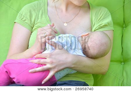 Mutter Stillen ihr Baby girl