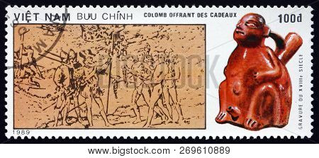 Vietnam - Circa 1990: A Stamp Printed In Vietnam Shows Columbus Presenting Gifts To Natives, Discove