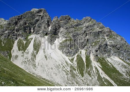 陡峭的山