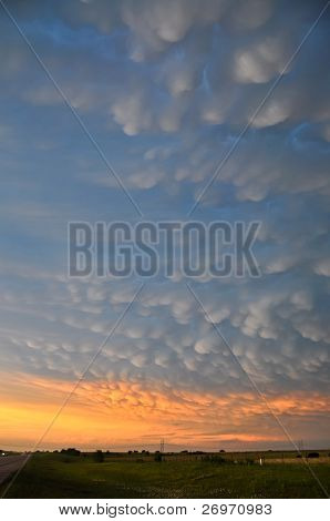 Großartige Mammatus Wolken in den Sonnenuntergang