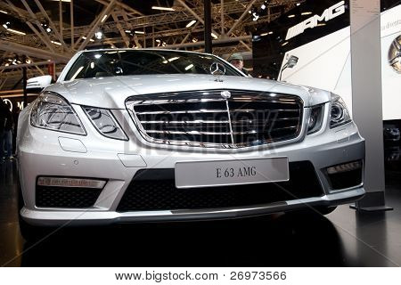 ボローニャ、イタリア - 12 月 8 日: メルセデス ・ ベンツ E 63 AMG の美しい [2010 年 12 月 8 日には名言で示しています