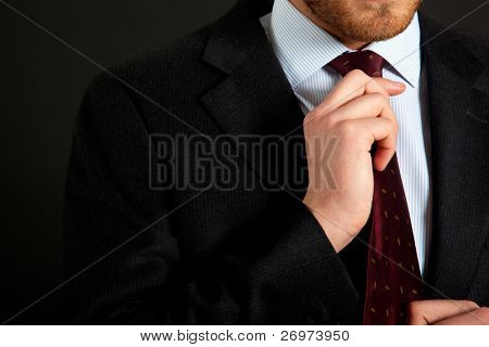 Unternehmer sein Blick auf einem dunklen Hintergrund anpassen