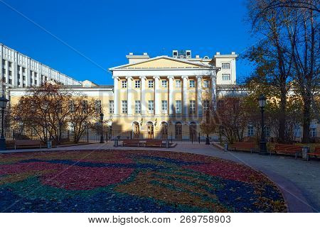 Moscow, Russia - November 11, 2018: Special Music School Of Gnesiny In Moscow. Estate Of Apraksin-bu