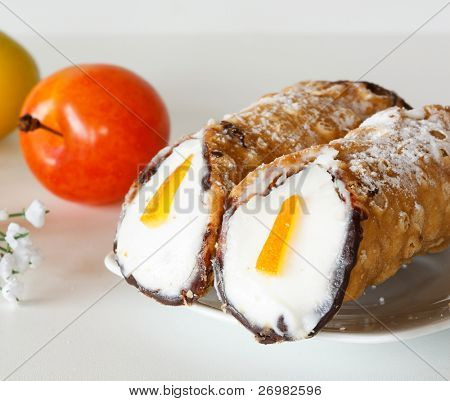 Typiske sicilianske stegt tynde dejen roll med sød ricottaost, kandiseret frugt og stykker af choco
