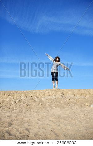 Ragazza sullo sfondo del cielo