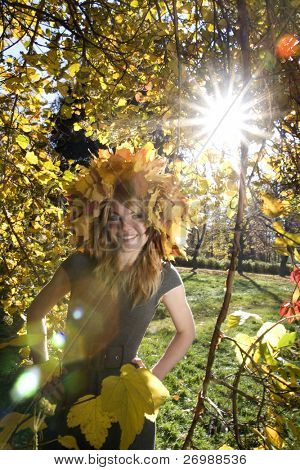 Immagine di una bella ragazza su uno sfondo di alberi e di sole