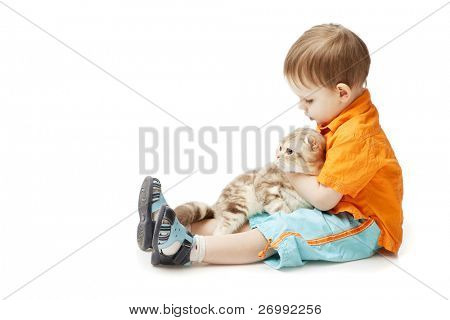 一个小男孩与一只猫在白色背景上的图像