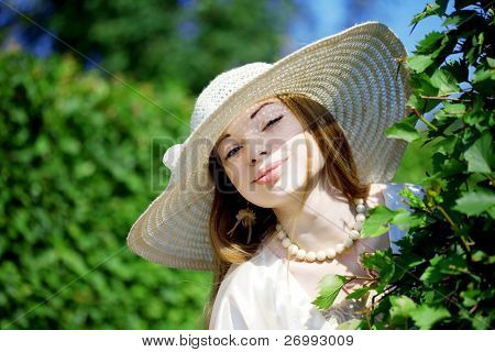 夏の公園の美しい少女のイメージ