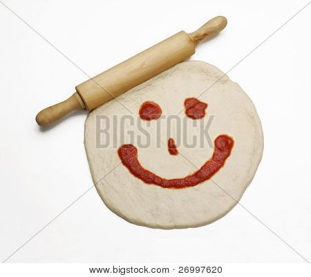 Enharinada amasar la masa de Pizza y salsa de tomate.