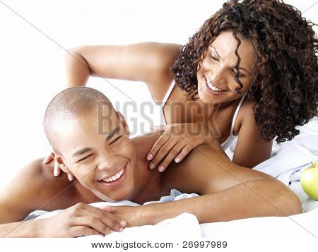 Feliz pareja afro americano en cama.  Pareja latina en cama.