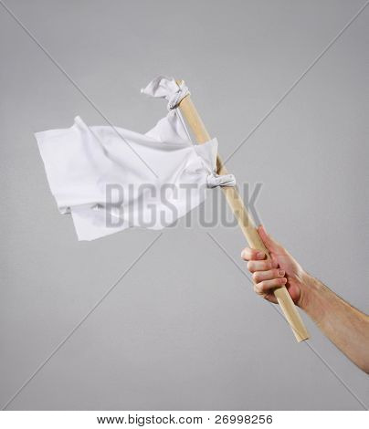 Hombre mano sosteniendo una bandera blanca.