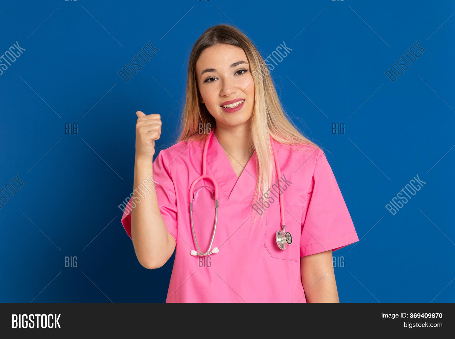врач в розовом. врач женщина розовая форма. врач на розовом фоне. врач розовой одежде фотобанк. Doctor pink.