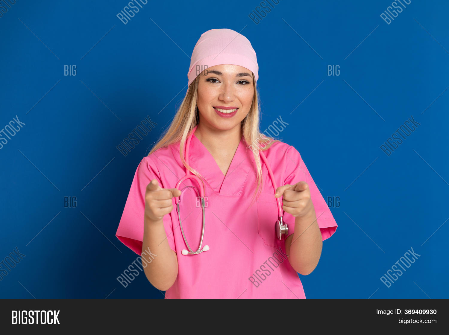 милый доктор в розовом. Doctor pink. врач розовые картинка. врач в розовой форме. врач в розовом халате.