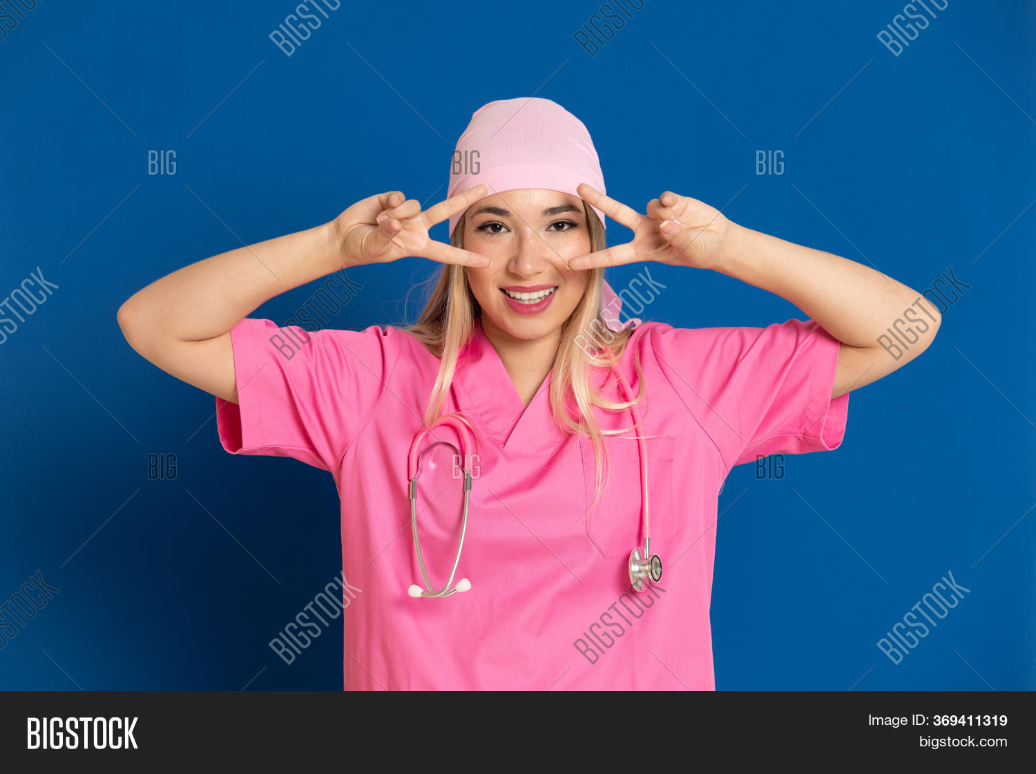 врач в розовом халате. розовый доктор. врач в розовом халате. врач с фиолетовой лентой. врач в розовом.