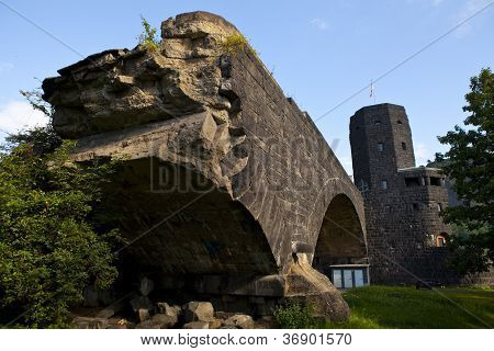 Pozostałości mostu Ludendorff w Remagen