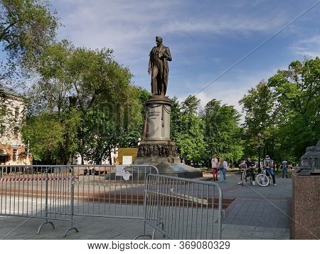 Russia, Moscow, May 30, 2020. Chistoprudny Boulevard. Monument To Griboedov. Quarantine In Moscow. V