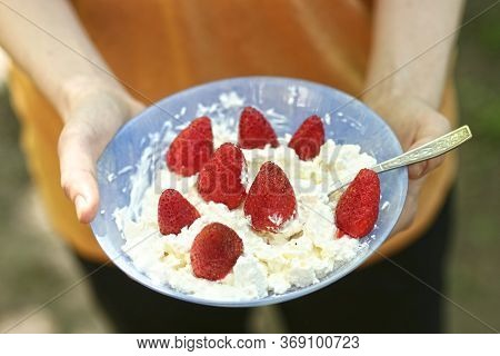 Healthy Breakfast - Cottage Cheese Curd With Fruit Strawberry