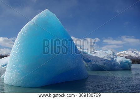 Iceberg Glaciar  In Lago Argentino Calafate Patagonia.