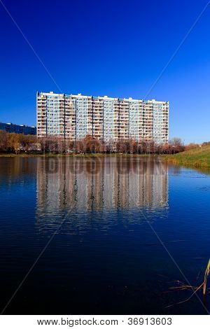 Costruzioni di appartamento rispecchiati In laghetto in autunno, Chertanovo Yuzhnoe, Mosca