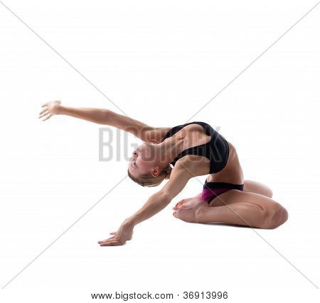 junge blonde Frau Sit in Youga-Pose, die isoliert