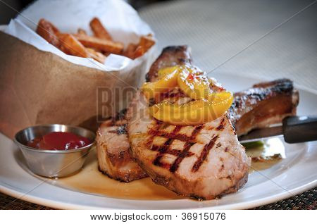Fumé des côtelettes de porc grillées