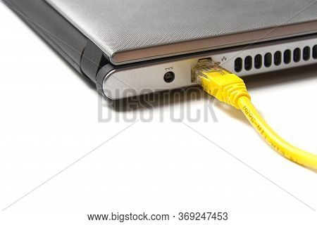 High-speed Internet In Your Computer Is The Turn Of The Wire Cat6 Or Cat5. Reliable Internet At Ever