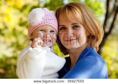 Bella giovane madre con la figlia piccola