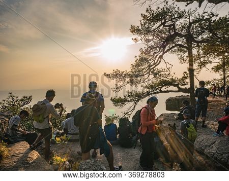 Loei/thailand-17 Feb 2019:unacquainted People With Beautiful Sunset Of Lomsak Cliff Phu Kradueng Mou