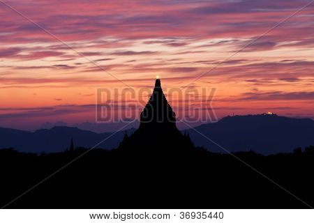 Sagoma di antica Pagoda al tramonto a Bagan, Myanmar