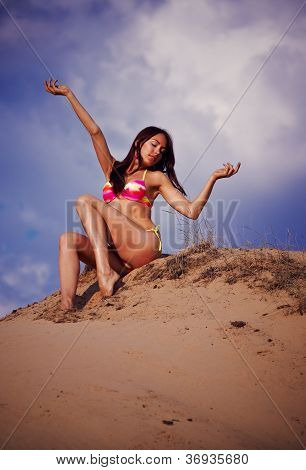 Smuk pige i en bikini.