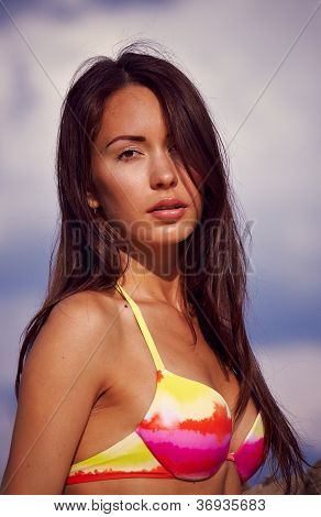 Smuk pige i en bikini.