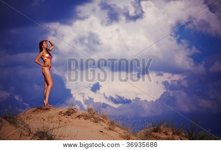 Smuk pige i en bikini.