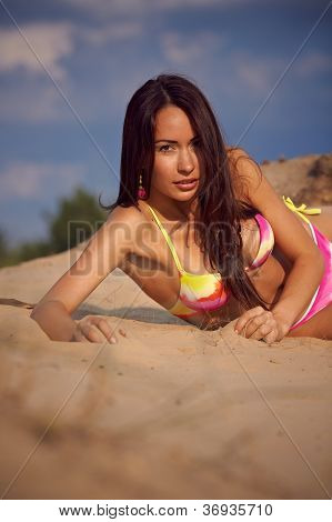 Smuk pige i en bikini.