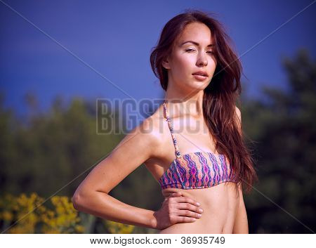 Smuk pige i en bikini.