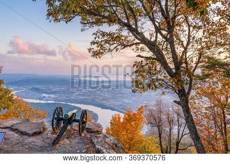Chattanooga, Tennessee, USA view from Lookout Mountain at dawn.