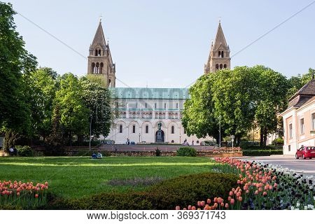 Pecs, Hungary - April 24 2018: St Peter And St Paul Basilica In Pecs City With Statue Of Ignac Szepe