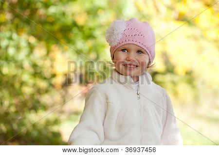 Little MÃ¤dchen in eine gestrickte MÃ¼tze