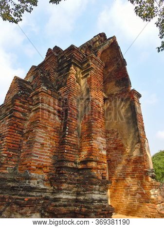Wihan Phra Mongkhon Bophit In Ayutthaya That Has Been Well Restored Inside There Is A Statue Of A La