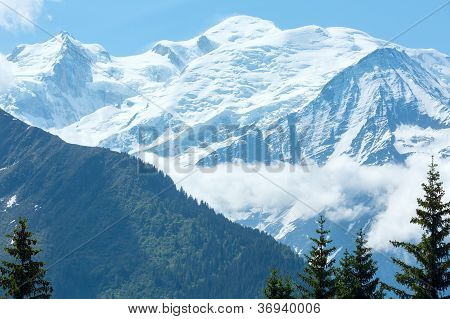 Montblanc Mountain (Blick von Plaine Joux Stadtrand)