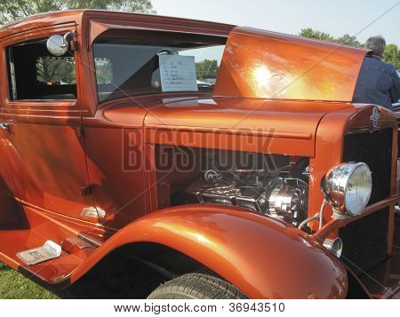 1930 Oranžové Chevy kupé strana