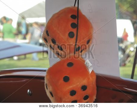 1930 Oranžové Chevy kupé kostky na zrcadle