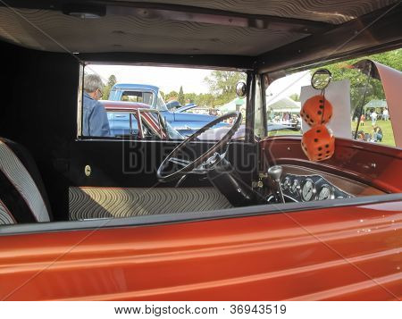1930 Oranžové Chevy Coupe interiér