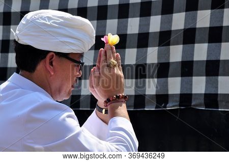 Bogor, Indonesia - September 11, 2011: Hindus People Conducting A Hindus Religious Ceremony At Parah